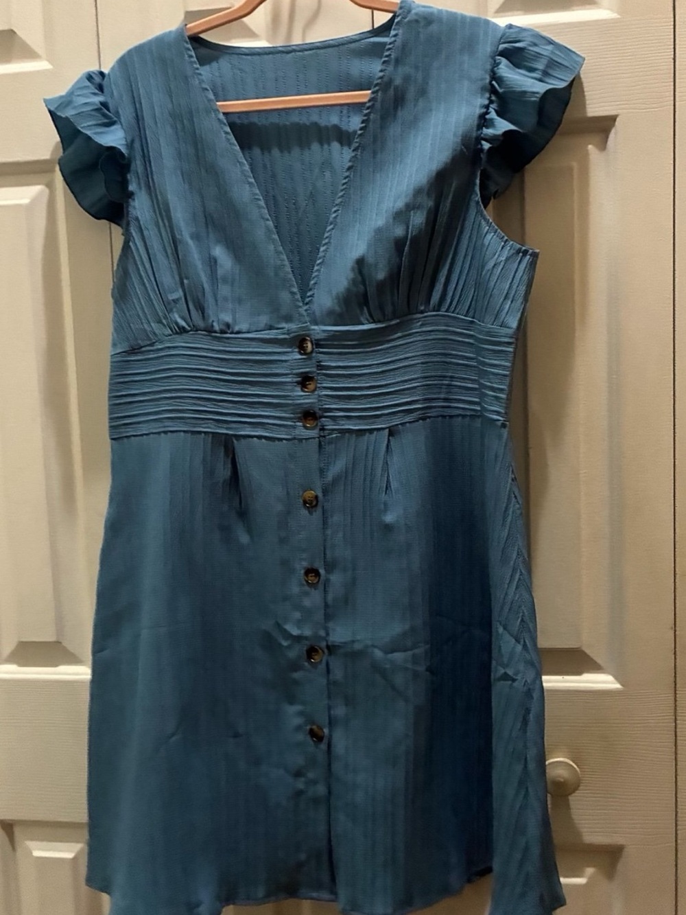 New! Women’s V-Neck Dress w/ Ruffles on Shoulders & Buttons down front. X-Large.